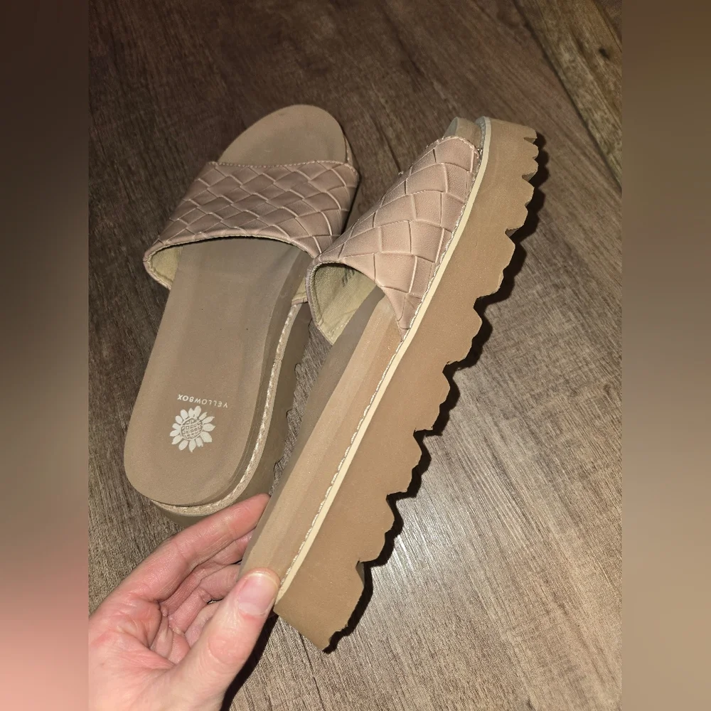Yellow box Kaibee Tan Slip Ons Size 7.5 - Picture 4 of 4